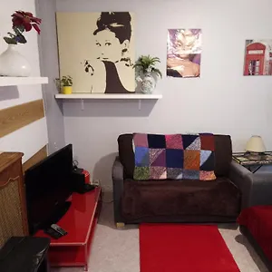  Appartement Familial Pour 1 A 5 Personnes De 42m2-accessible Handic - Rez De Chaussee-vues Sur Rue Et Patio Prive - Sejour,chambre Separee,cuisine,salle De Bain,lit Double Et 2 Canape-lit - Entree De La Rue Berzelius-5 Minutes Du Metro Brochant-ligne1 France